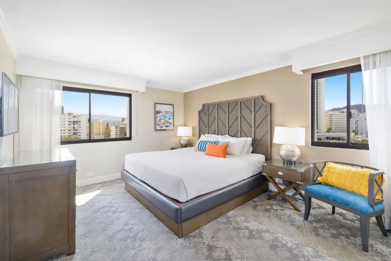 New ~ Oceanfront Luxury at Waikiki Beach Tower 9