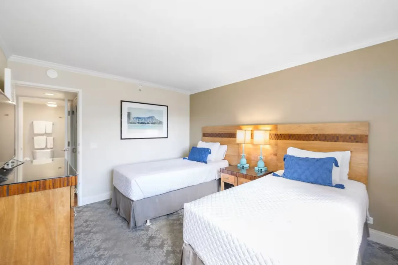 New ~ Oceanfront Luxury at Waikiki Beach Tower 13