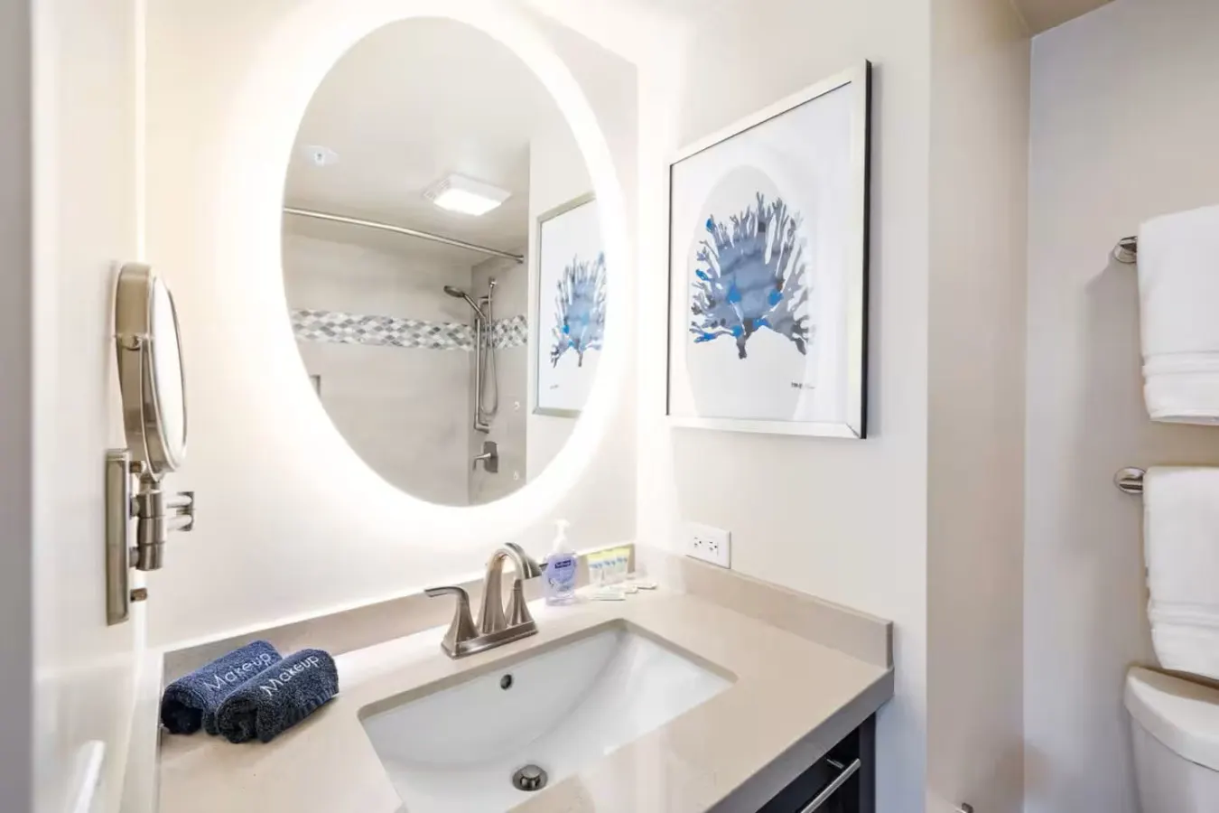 New ~ Oceanfront Luxury at Waikiki Beach Tower 15