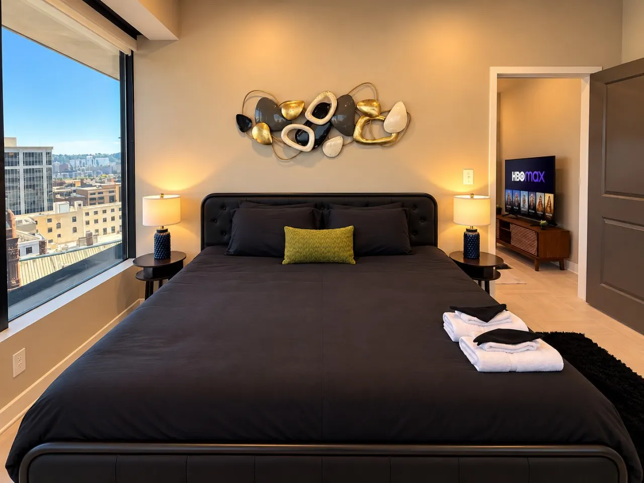 Urban King Stay City Views + Parking 11