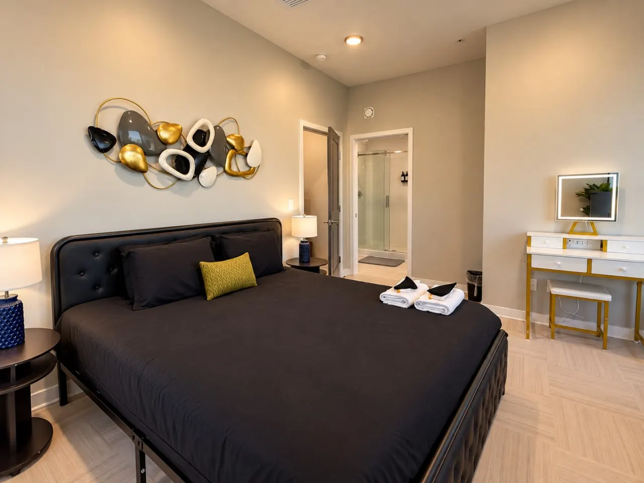 Urban King Stay City Views + Parking 12