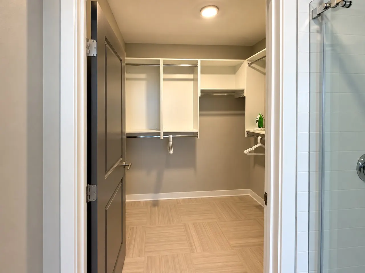Urban King Stay City Views + Parking 14