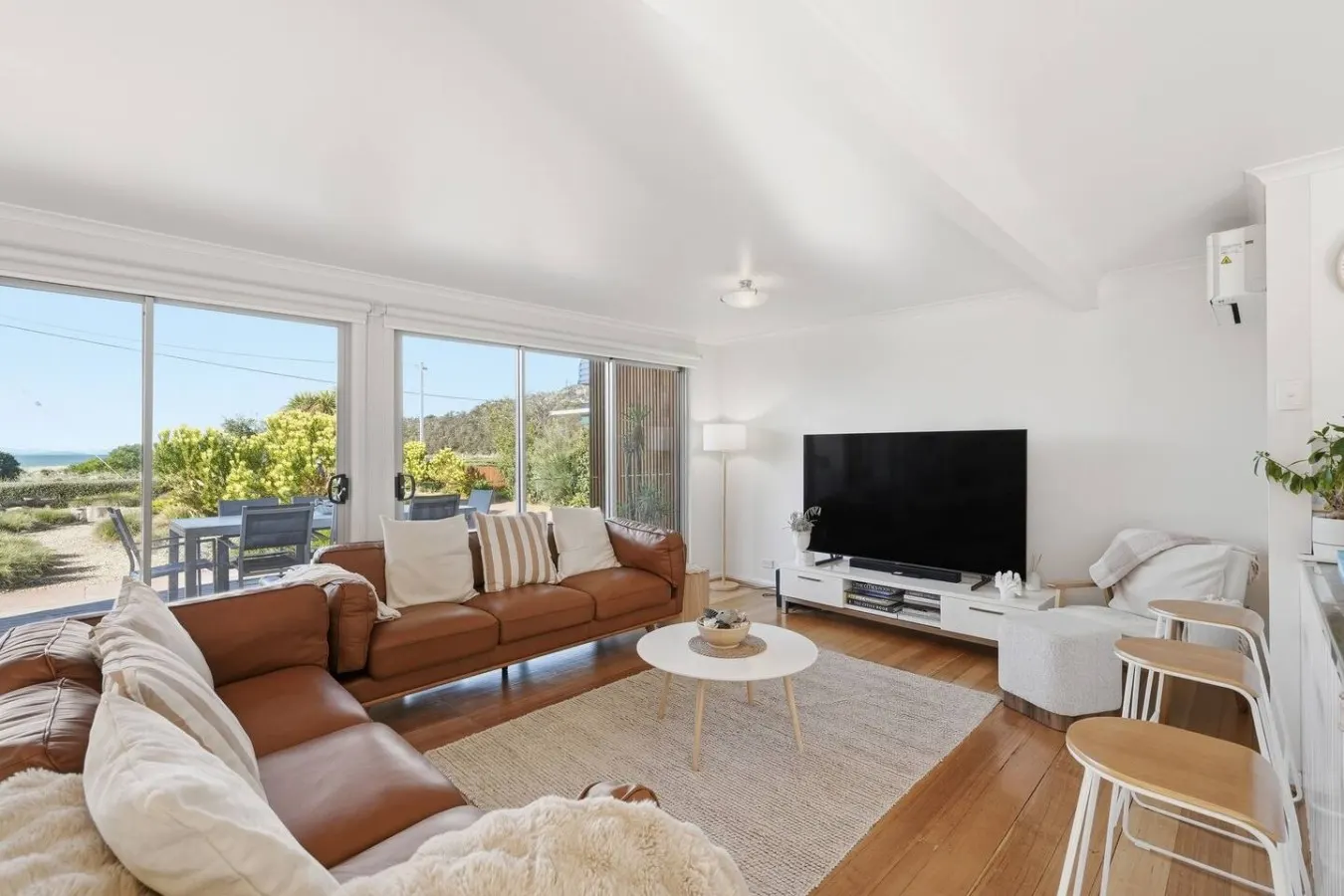 Seven Mile Beach Holiday Home - unwind and restore 9