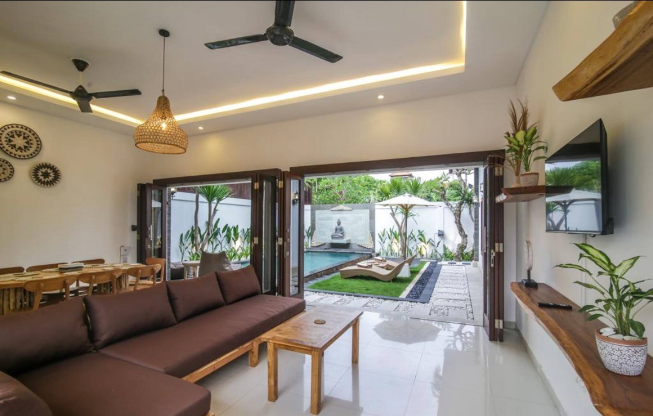 4 bedrooms Villa in Seminyak. Private pool — photo 2