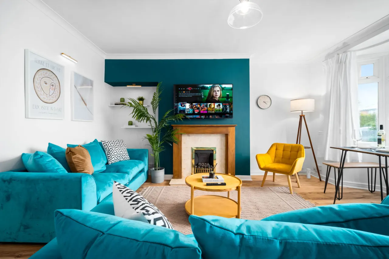 Stylish Three Bedroom House - Garden - Parking