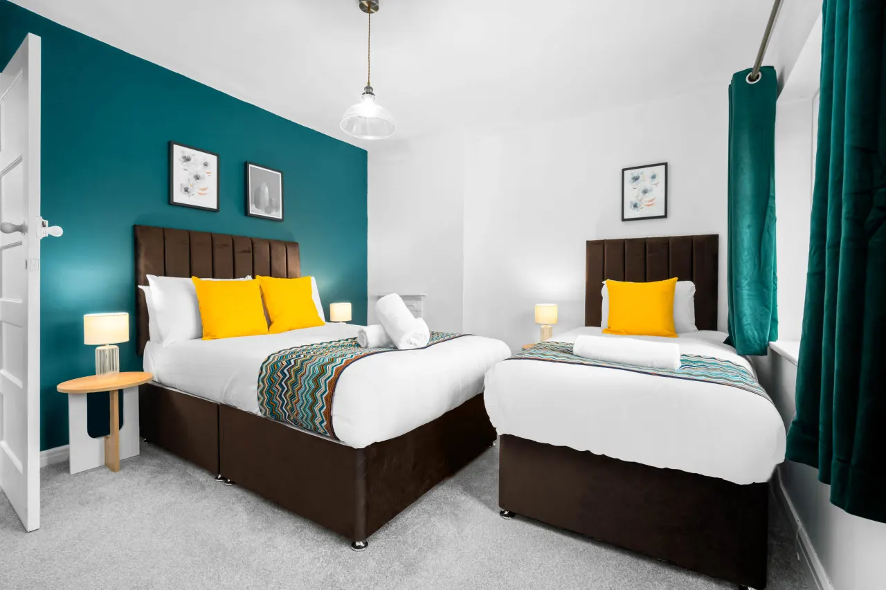 Stylish Three Bedroom House - Garden - Parking 10