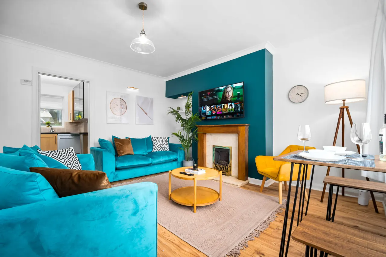 Stylish Three Bedroom House - Garden - Parking 11