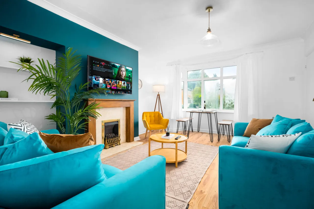 Stylish Three Bedroom House - Garden - Parking 13