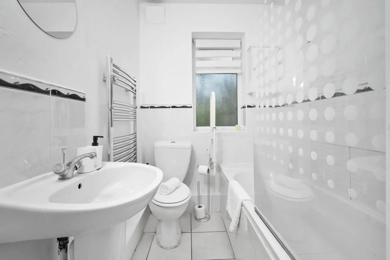 Stylish Three Bedroom House - Garden - Parking — photo 3