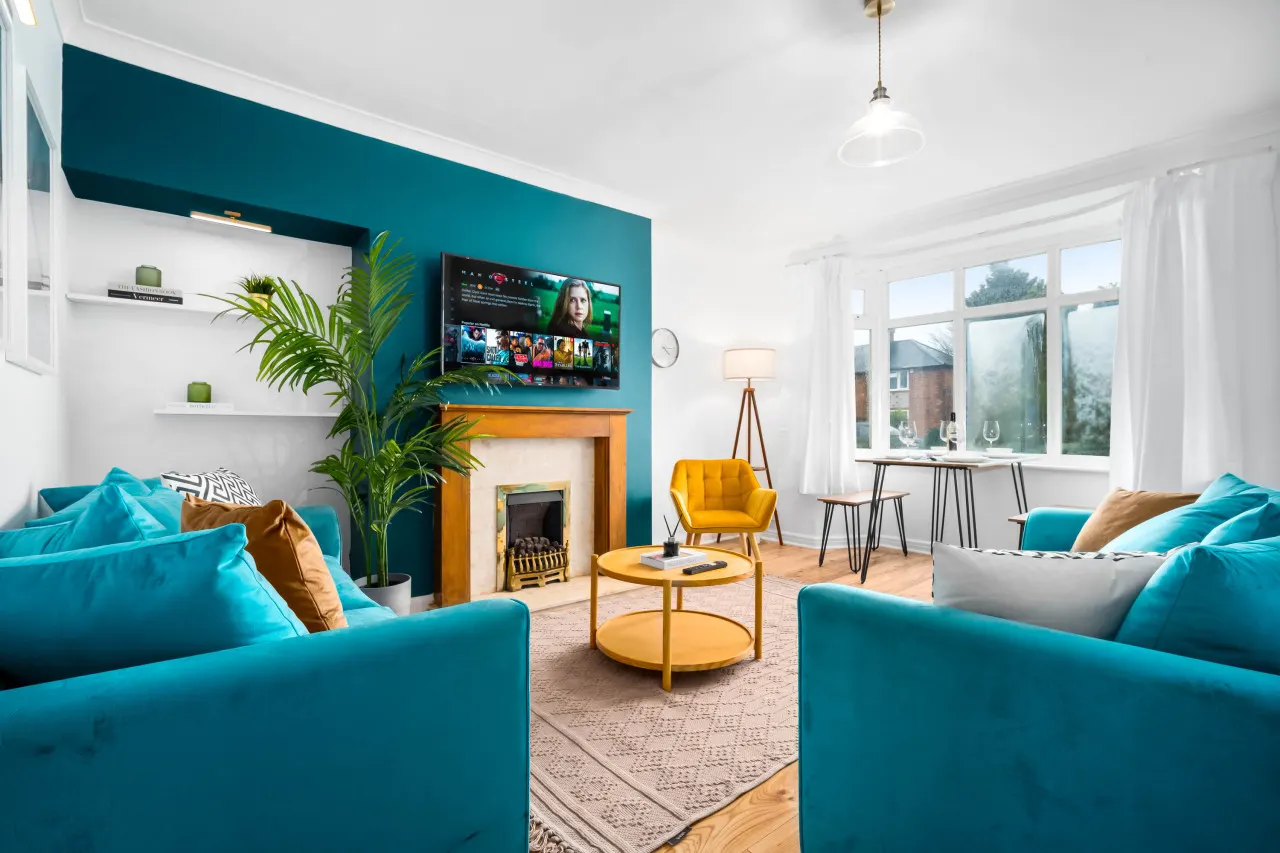 Stylish Three Bedroom House - Garden - Parking 6