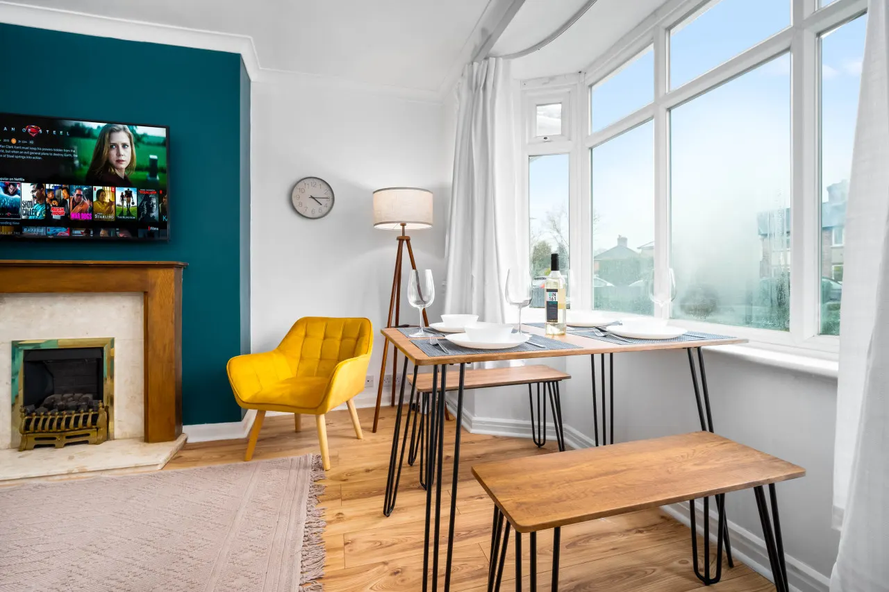Stylish Three Bedroom House - Garden - Parking 8