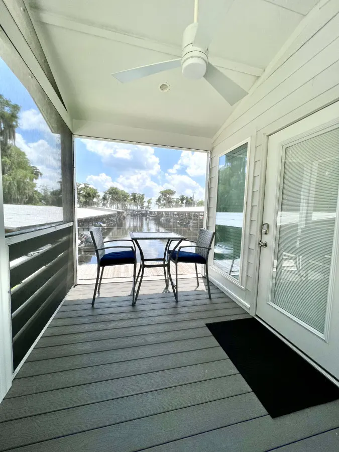 The Dockside House - Pet friendly Lakeside Tiny Home in Clermont 3