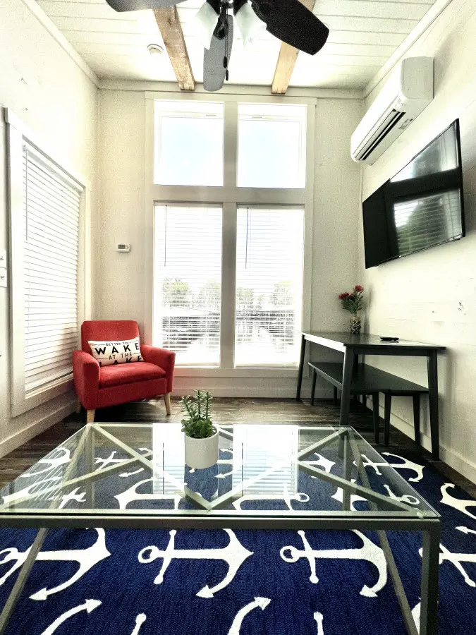 The Dockside House - Pet friendly Lakeside Tiny Home in Clermont 5
