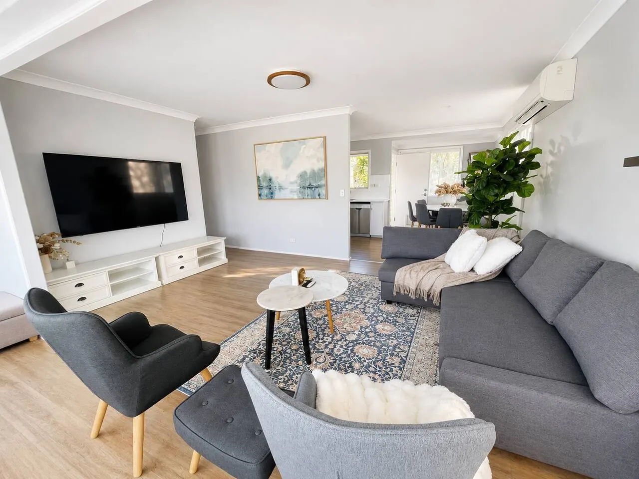 Sunlit 3BR Upstairs Living at Licola