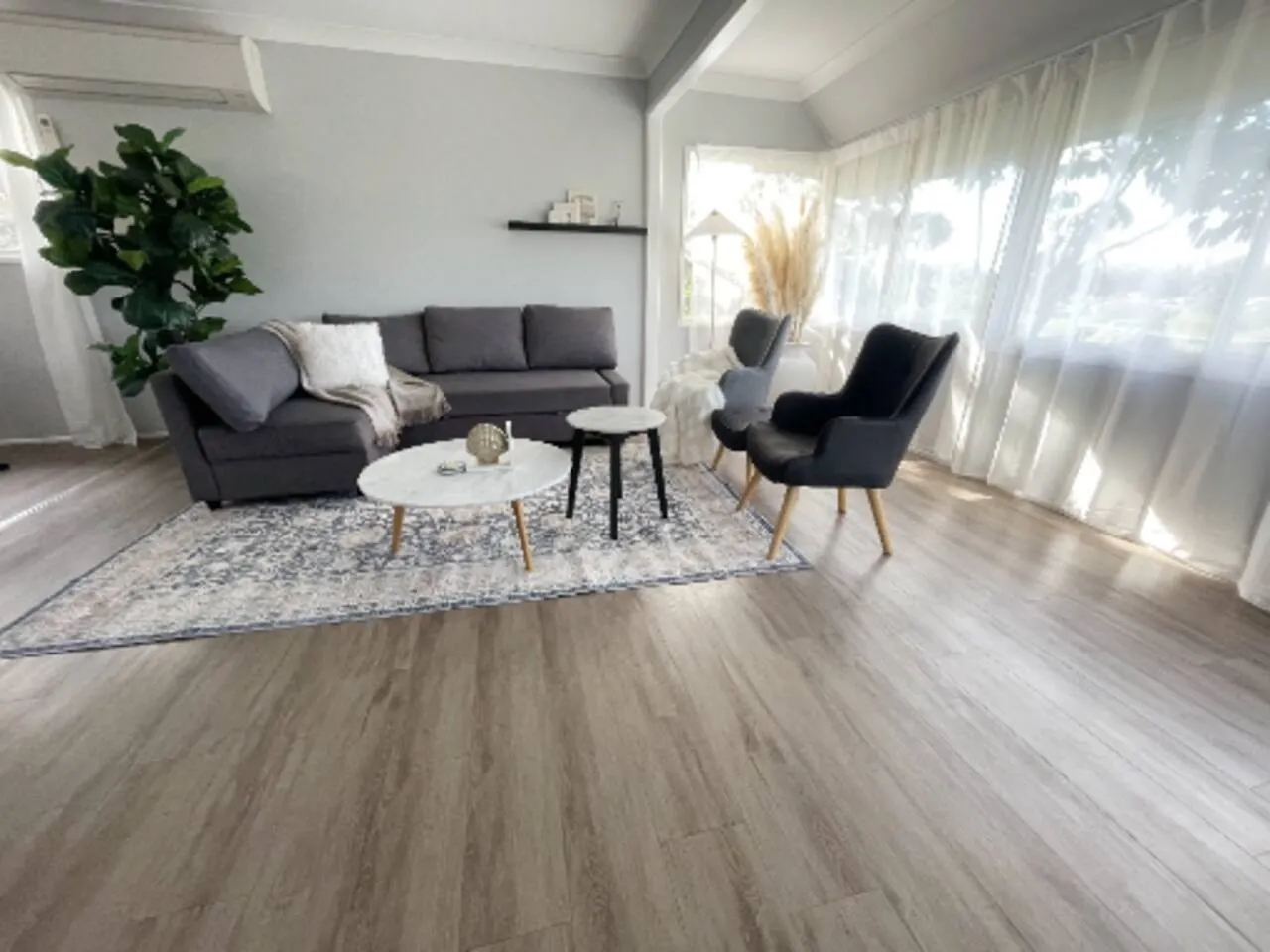 Sunlit 3BR Upstairs Living at Licola — photo 2