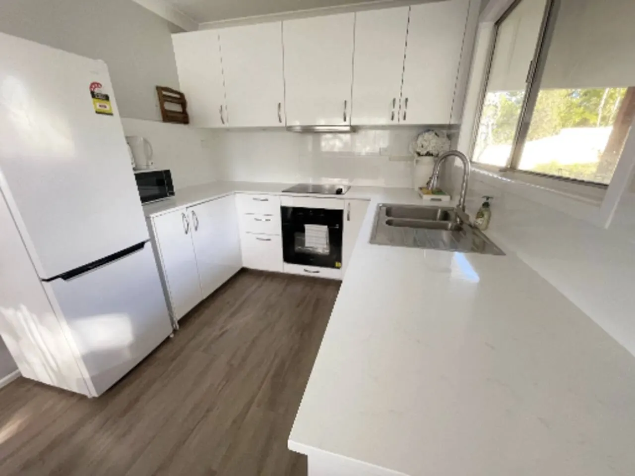 Sunlit 3BR Upstairs Living at Licola — photo 4