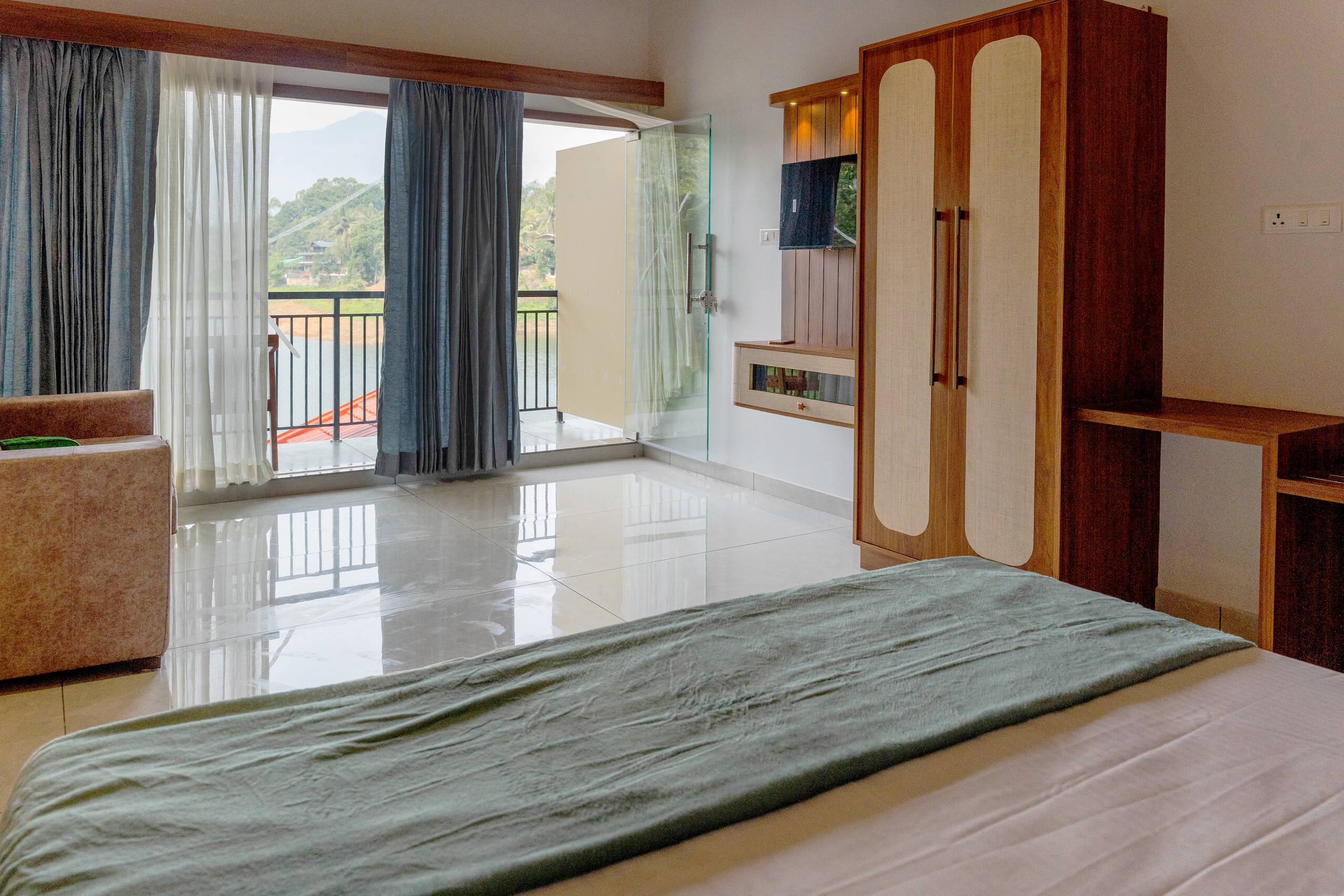Wake up to the mountain views at Airfresh Villas 21