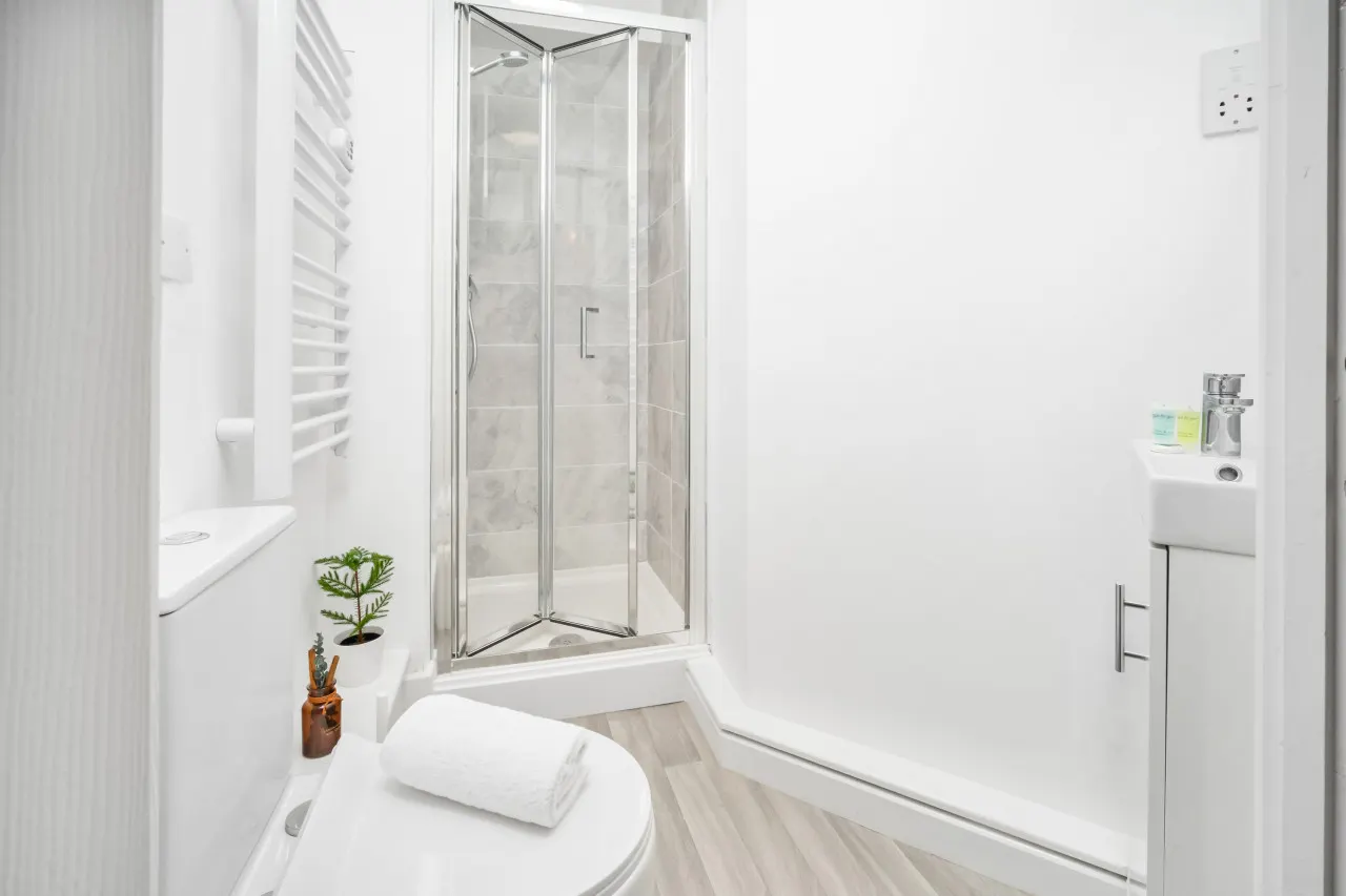 Stylish 2 Bed Apartment - Parking - Smart TV - WIFI 16