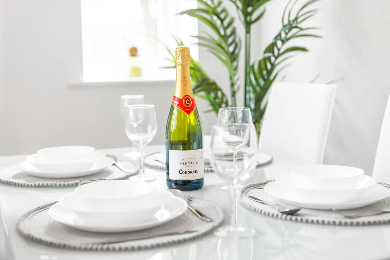 Stylish 2 Bed Apartment - Parking - Smart TV - WIFI — photo 3