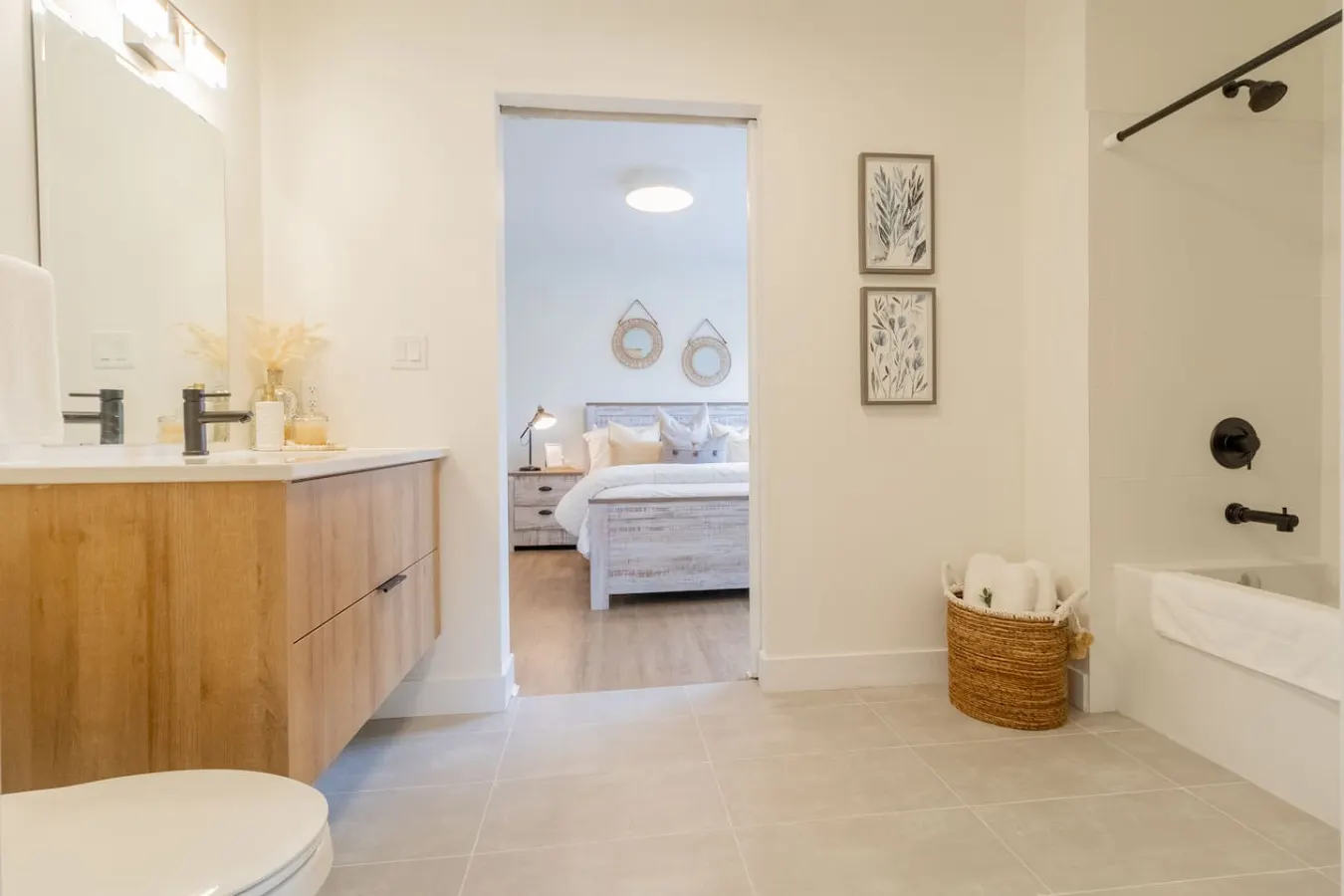 2 bedroom condo- Hot Tub, 1 min to beach - 301 11