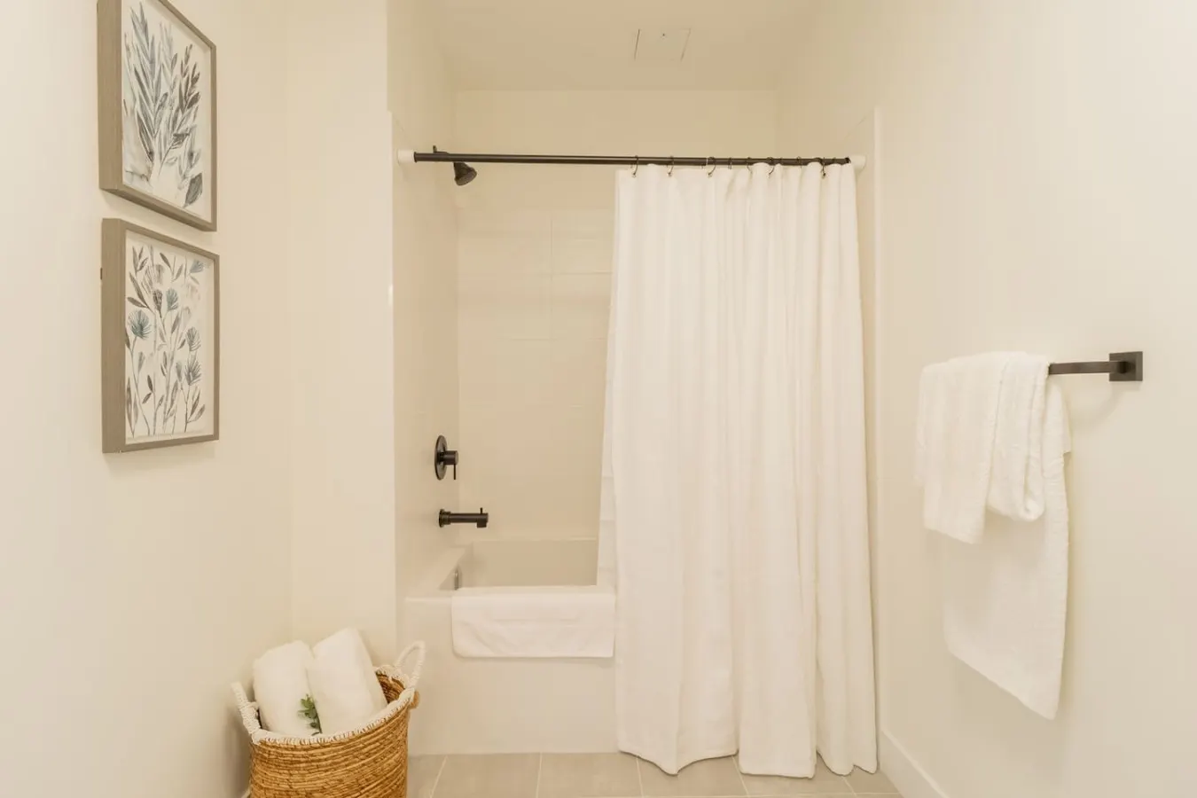 2 bedroom condo- Hot Tub, 1 min to beach - 301 16