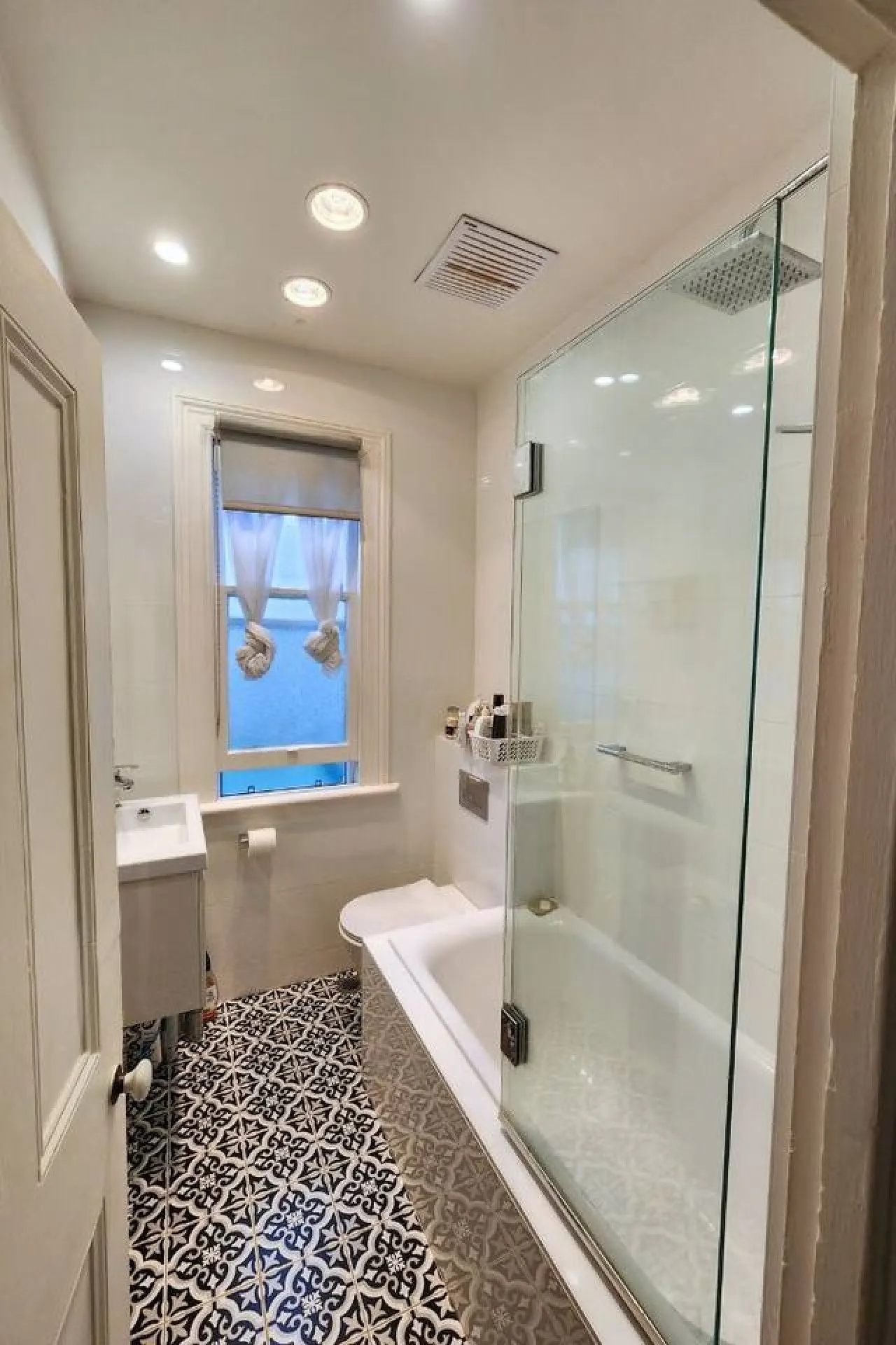 Charming 2-Bed Paddington House 10