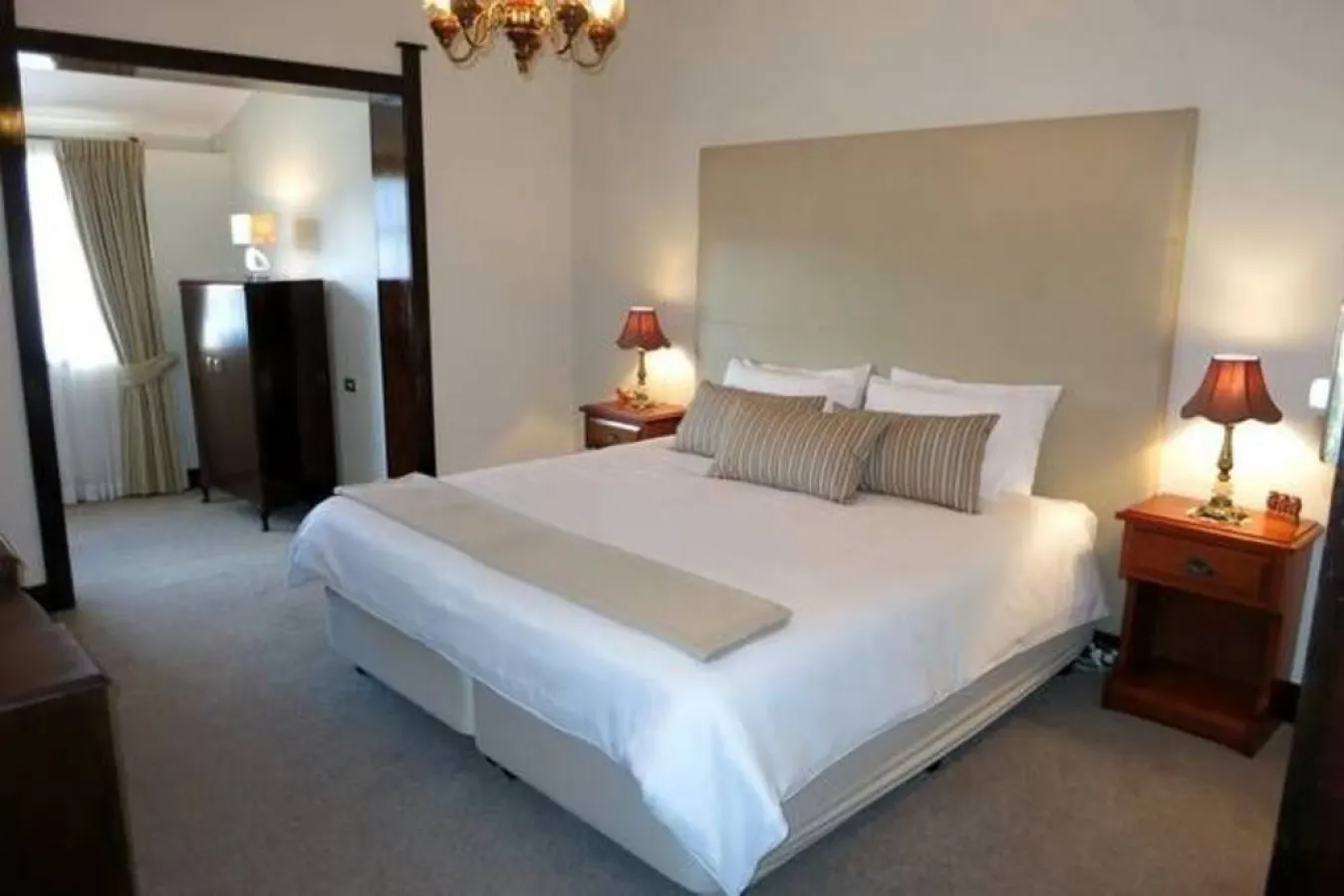 SilverMist - Art Deco, Central Heating, Fireplace, Pet friendly 9