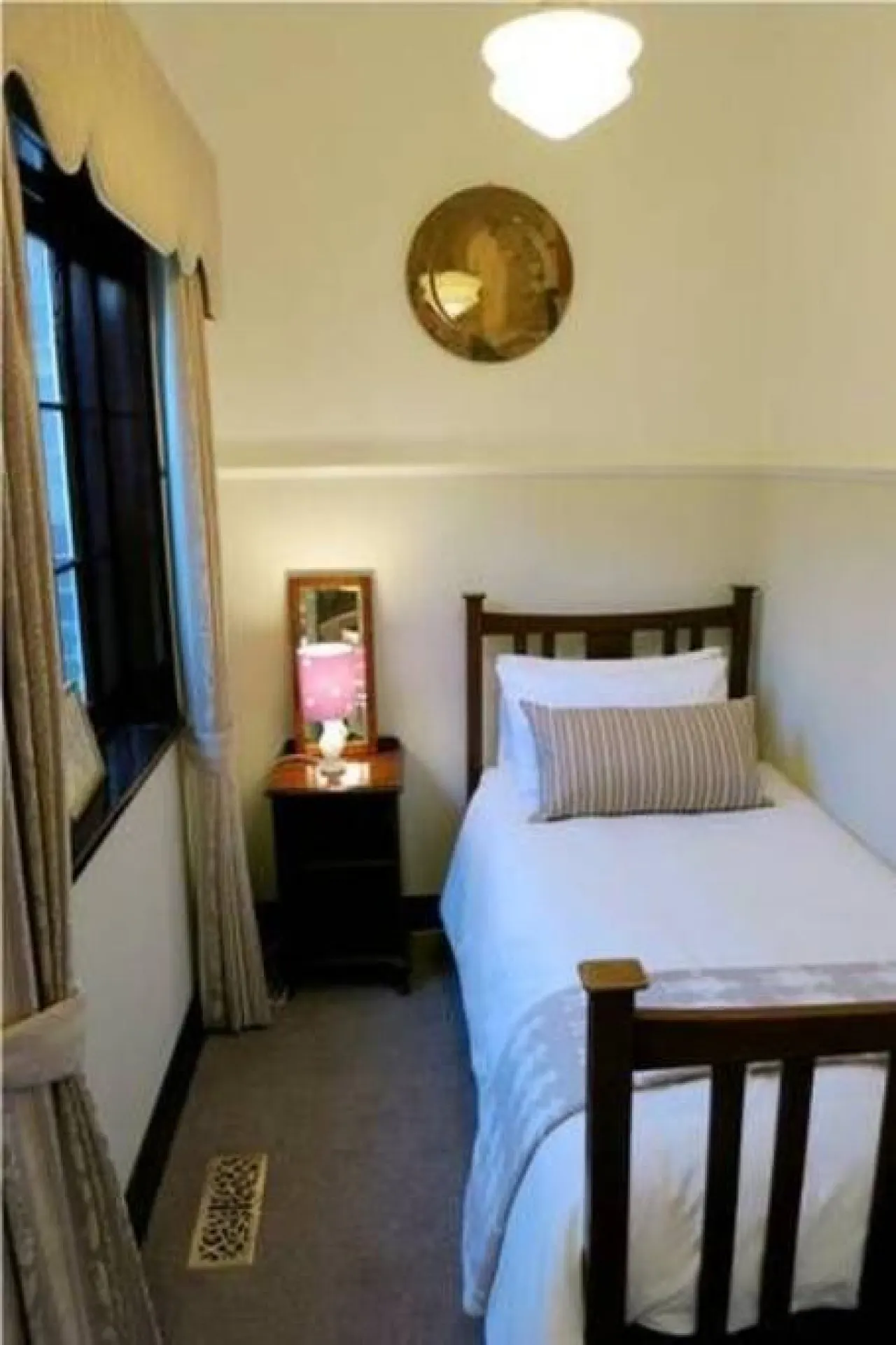 SilverMist - Art Deco, Central Heating, Fireplace, Pet friendly 11