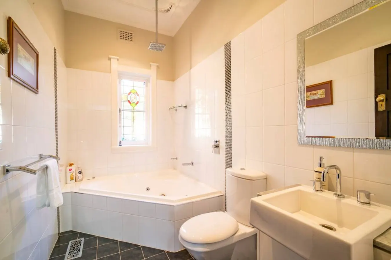 SilverMist - Art Deco, Central Heating, Fireplace, Pet friendly 12