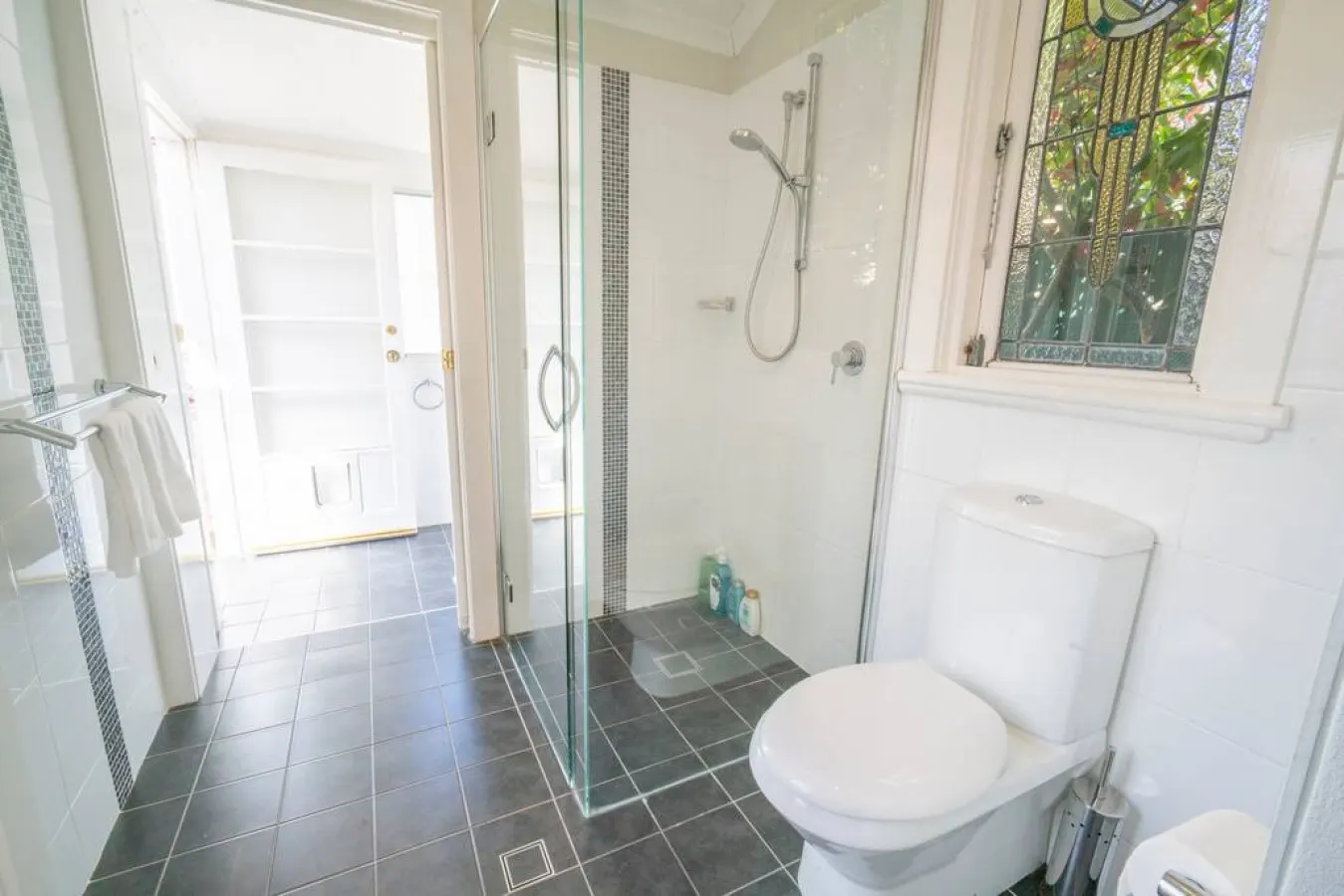 SilverMist - Art Deco, Central Heating, Fireplace, Pet friendly 13