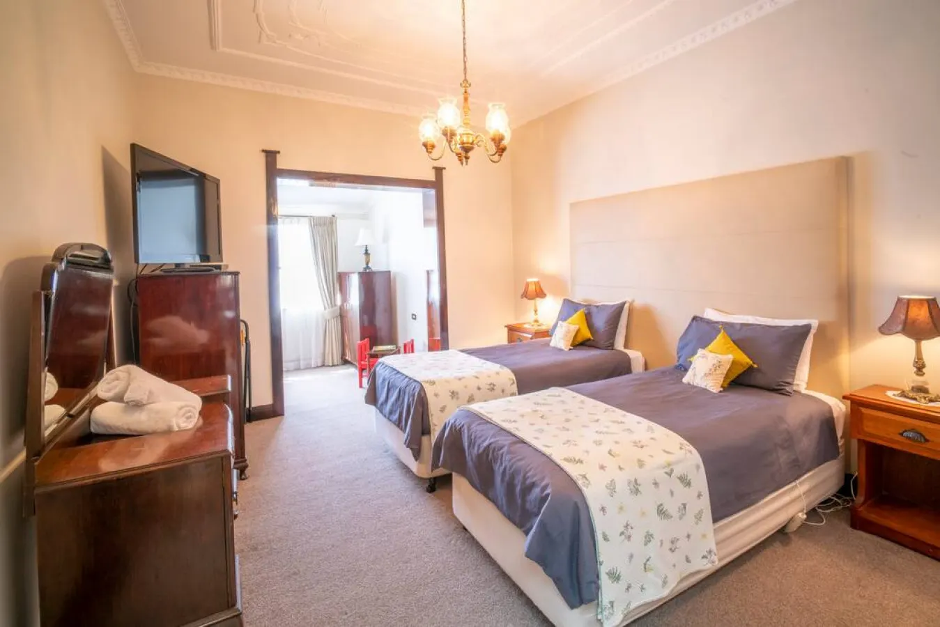 SilverMist - Art Deco, Central Heating, Fireplace, Pet friendly 8
