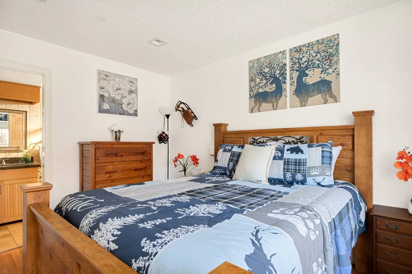 Cozy 3BR Knotty Pine, Near Lake & Trails w Deck 17