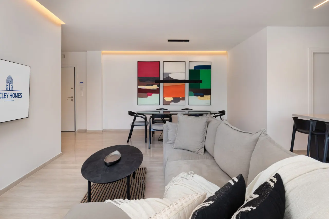 Elegant & Central 3BR in Glyfada 10