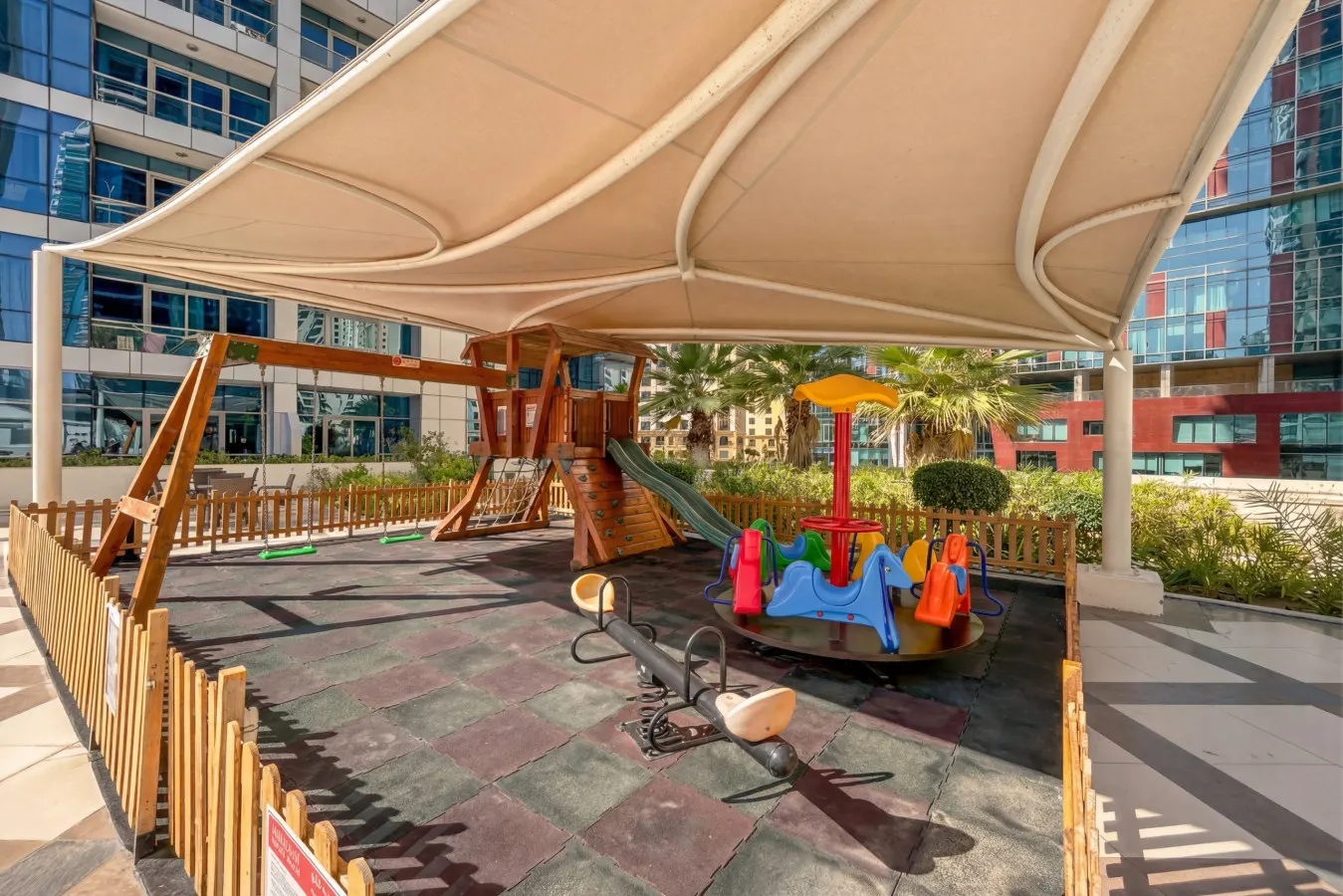 Spacious Central Marina Home 18