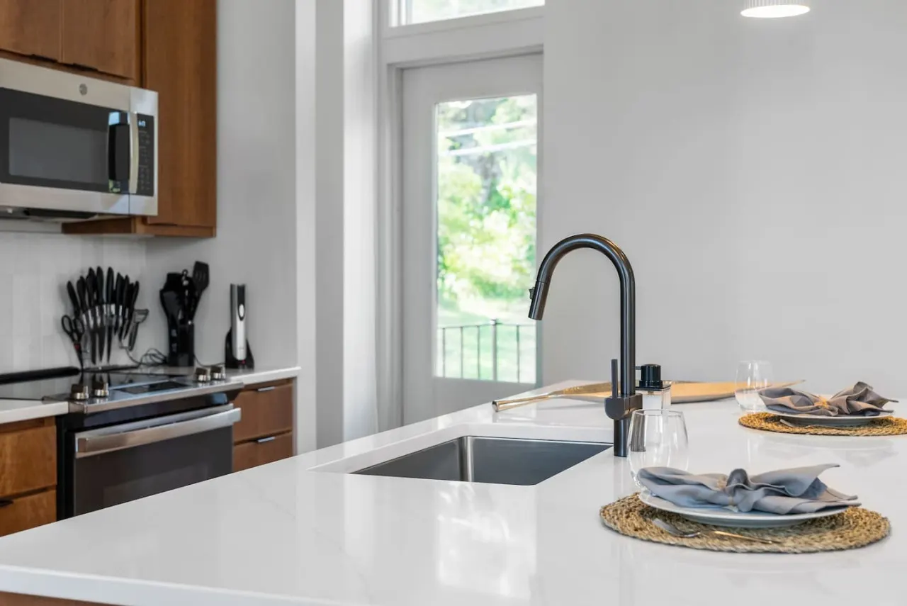 Lux 1BR Views & Design Located near ALL 9
