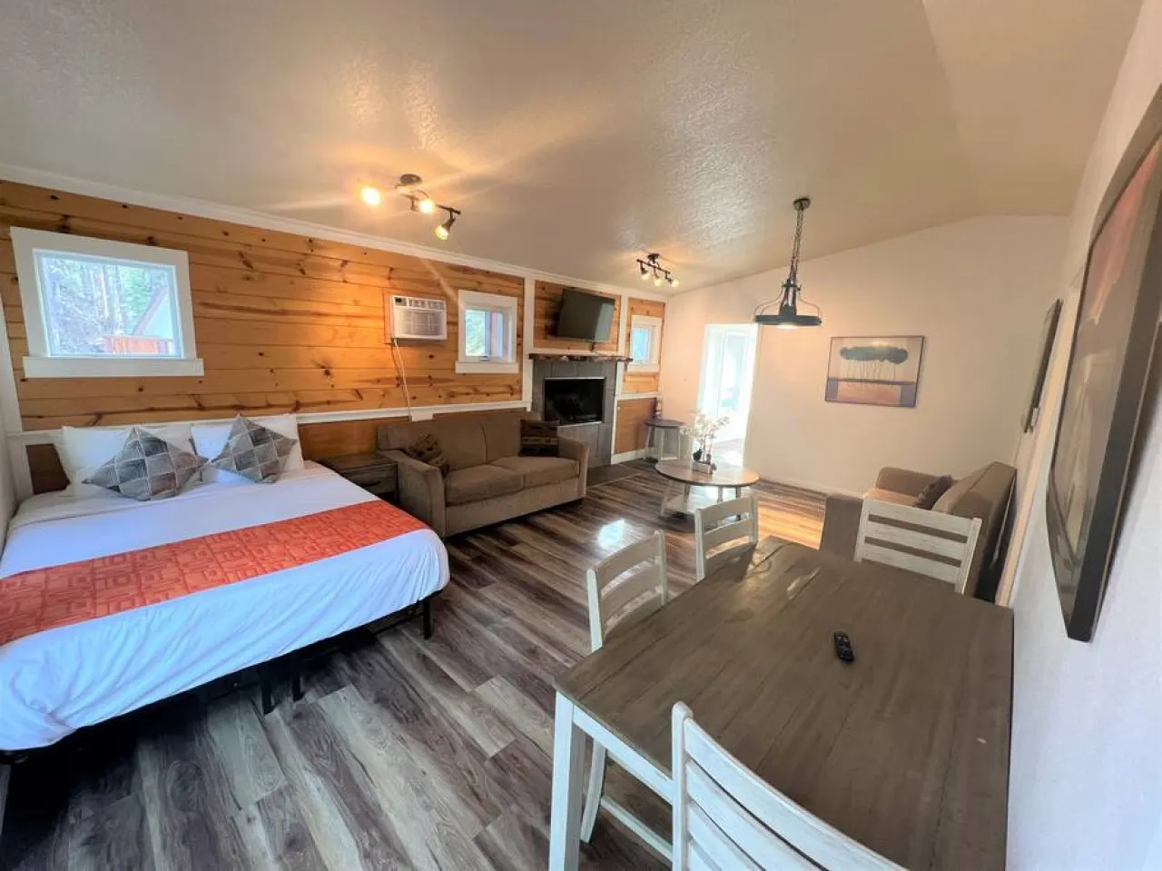 Charming Timber Haven Lodge (8 guest) Cabin #9 13