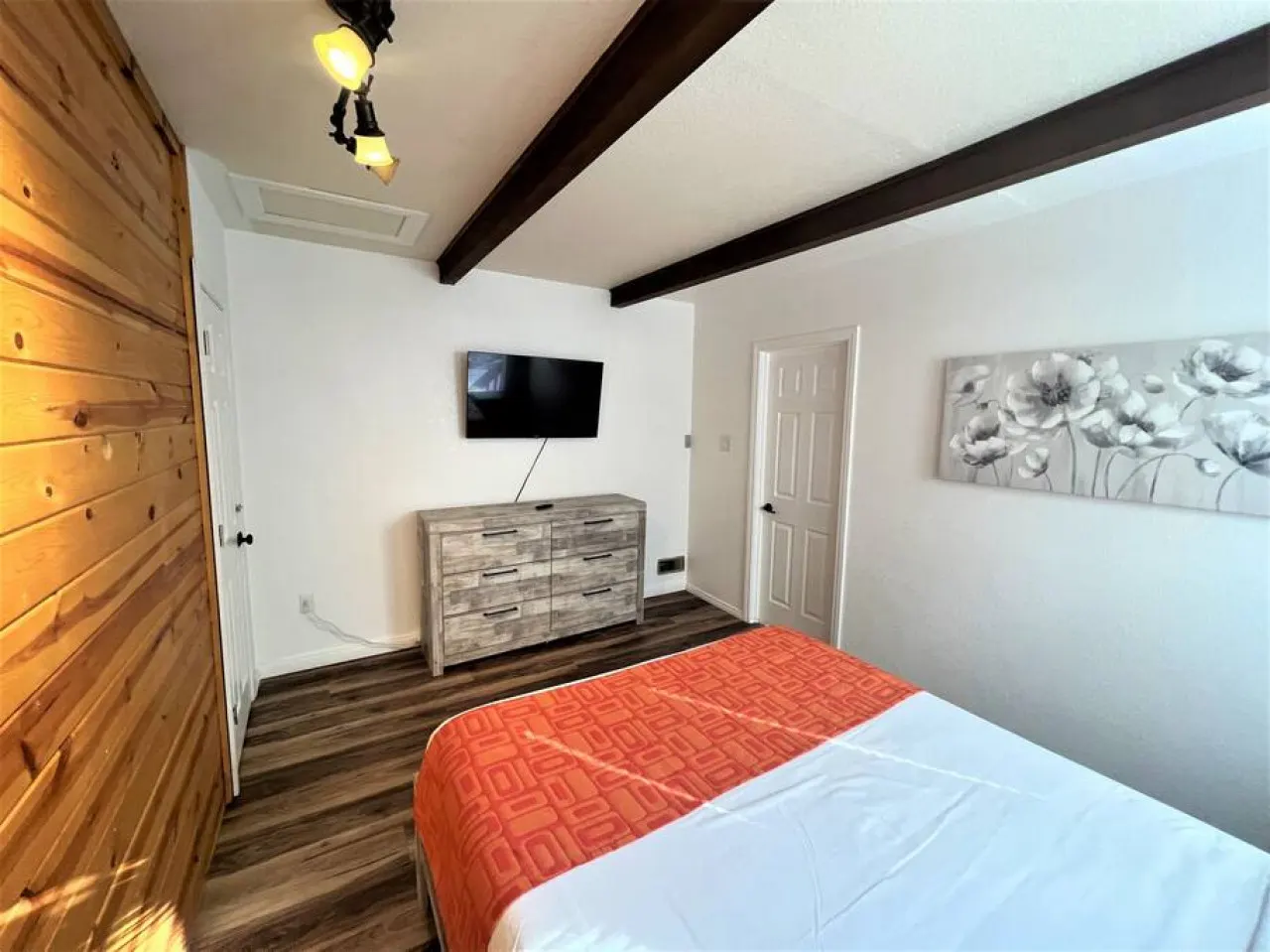 Charming Timber Haven Lodge (8 guest) Cabin #9 — photo 3