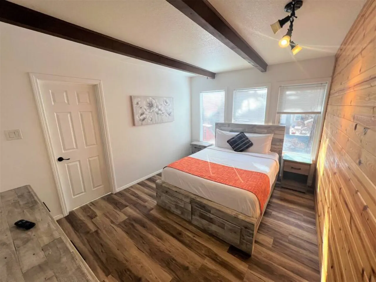 Charming Timber Haven Lodge (8 guest) Cabin #9 — photo 4