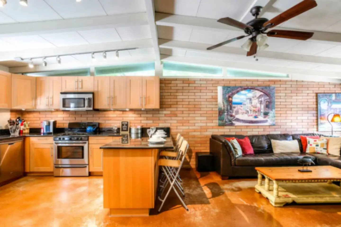 5 bdrms, 10 Mins Downtown, Next to UT,Free parking 2