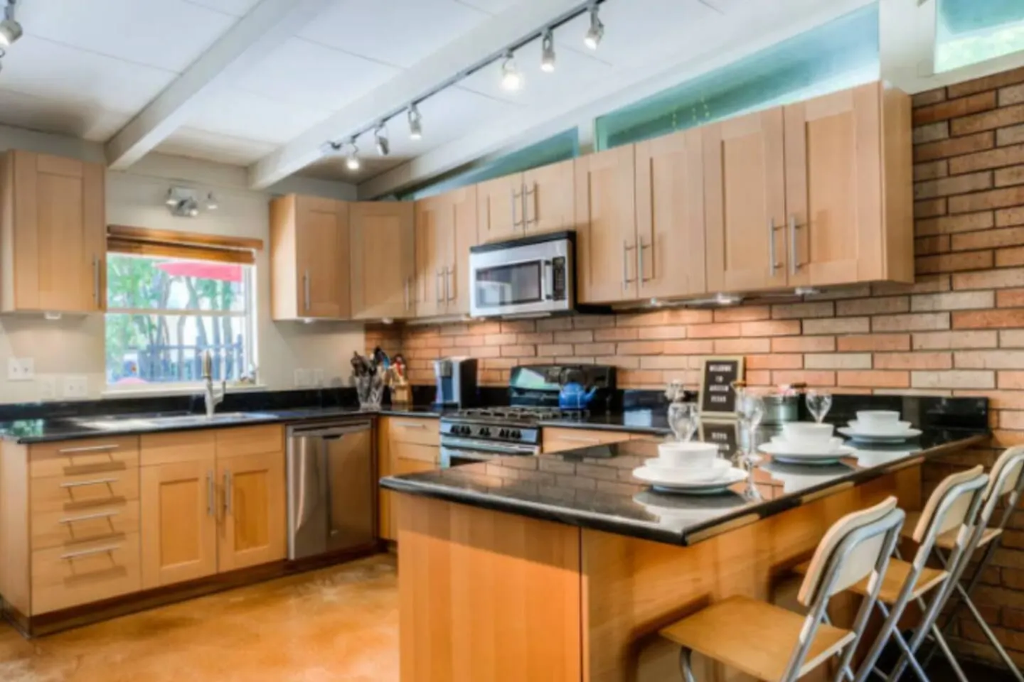 5 bdrms, 10 Mins Downtown, Next to UT,Free parking 9