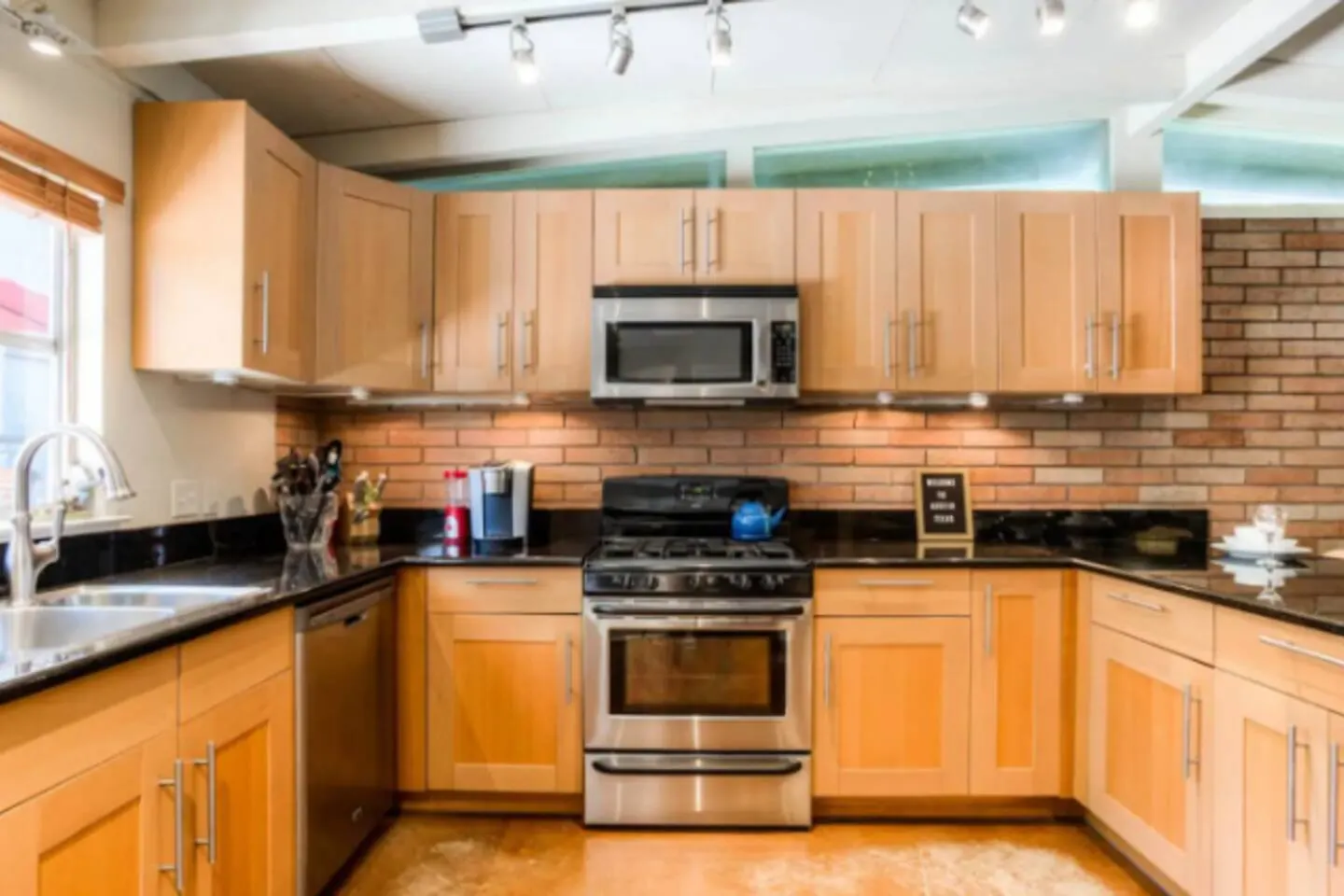 5 bdrms, 10 Mins Downtown, Next to UT,Free parking 10