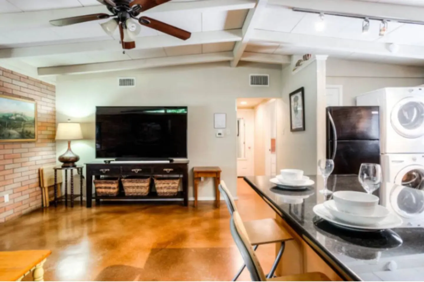 5 bdrms, 10 Mins Downtown, Next to UT,Free parking 13