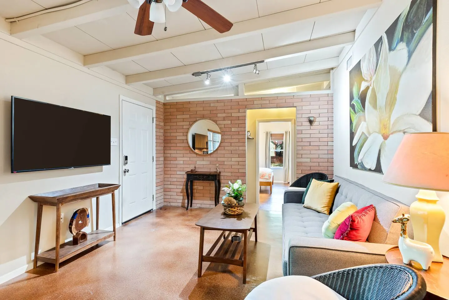 5 bdrms, 10 Mins Downtown, Next to UT,Free parking 17