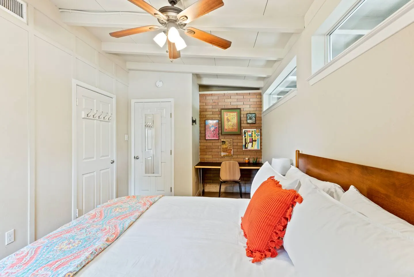 5 bdrms, 10 Mins Downtown, Next to UT,Free parking 20