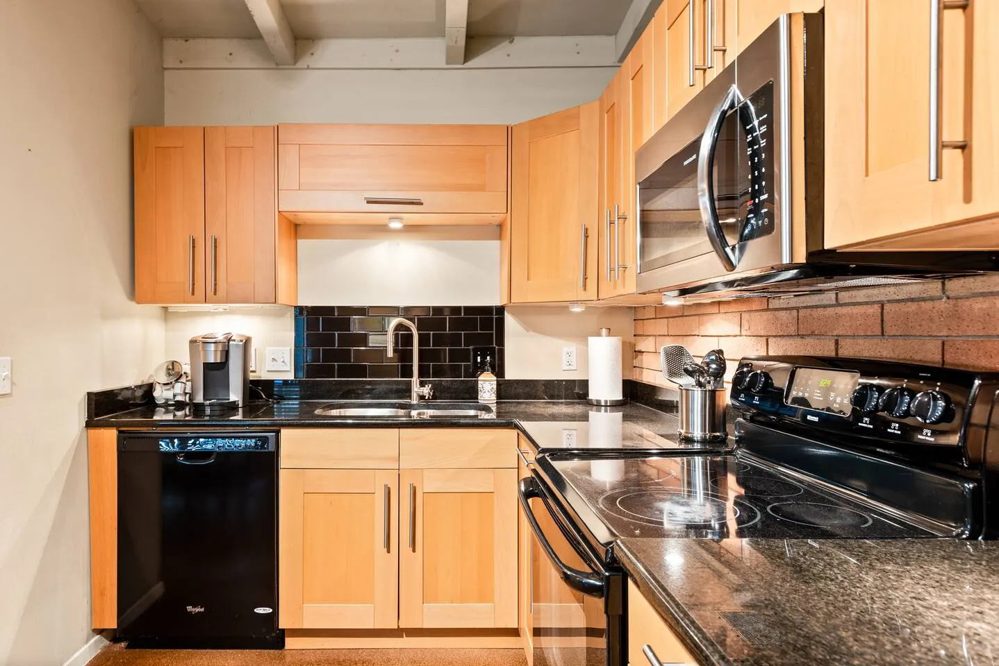 5 bdrms, 10 Mins Downtown, Next to UT,Free parking 6