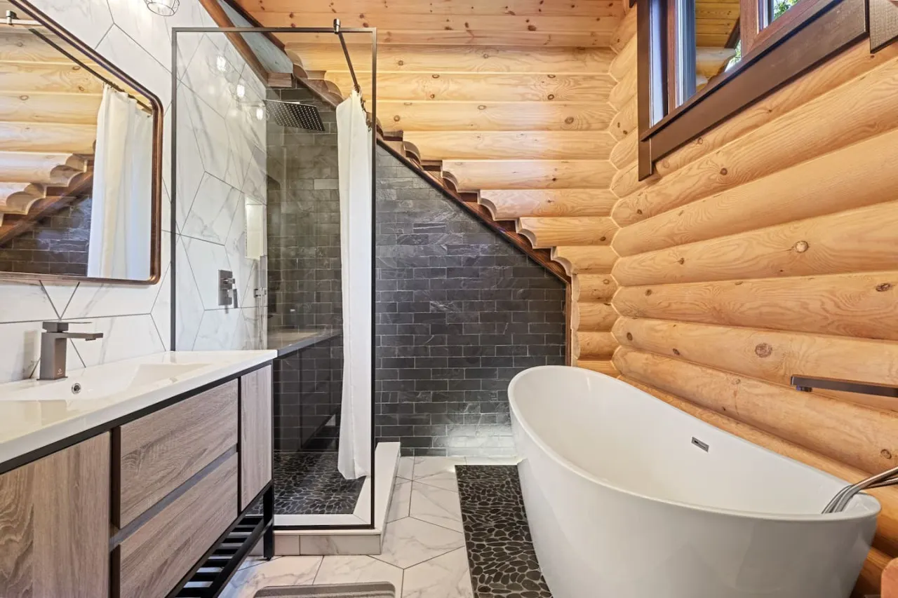 LOG HOUSE CHALET, VOLLEYBALL FIELD, SAUNA, HOT TUB 12