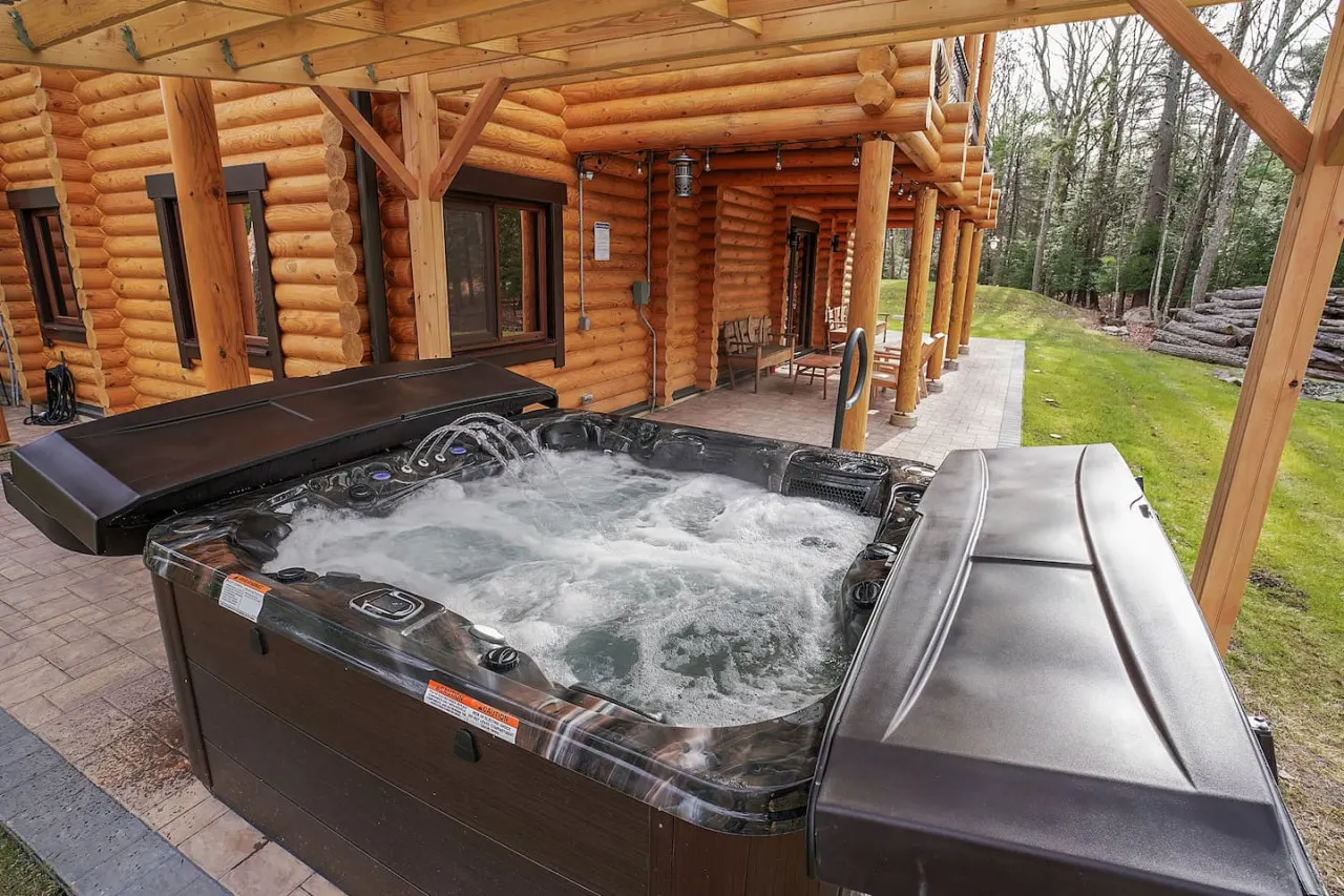 LOG HOUSE CHALET, VOLLEYBALL FIELD, SAUNA, HOT TUB 17