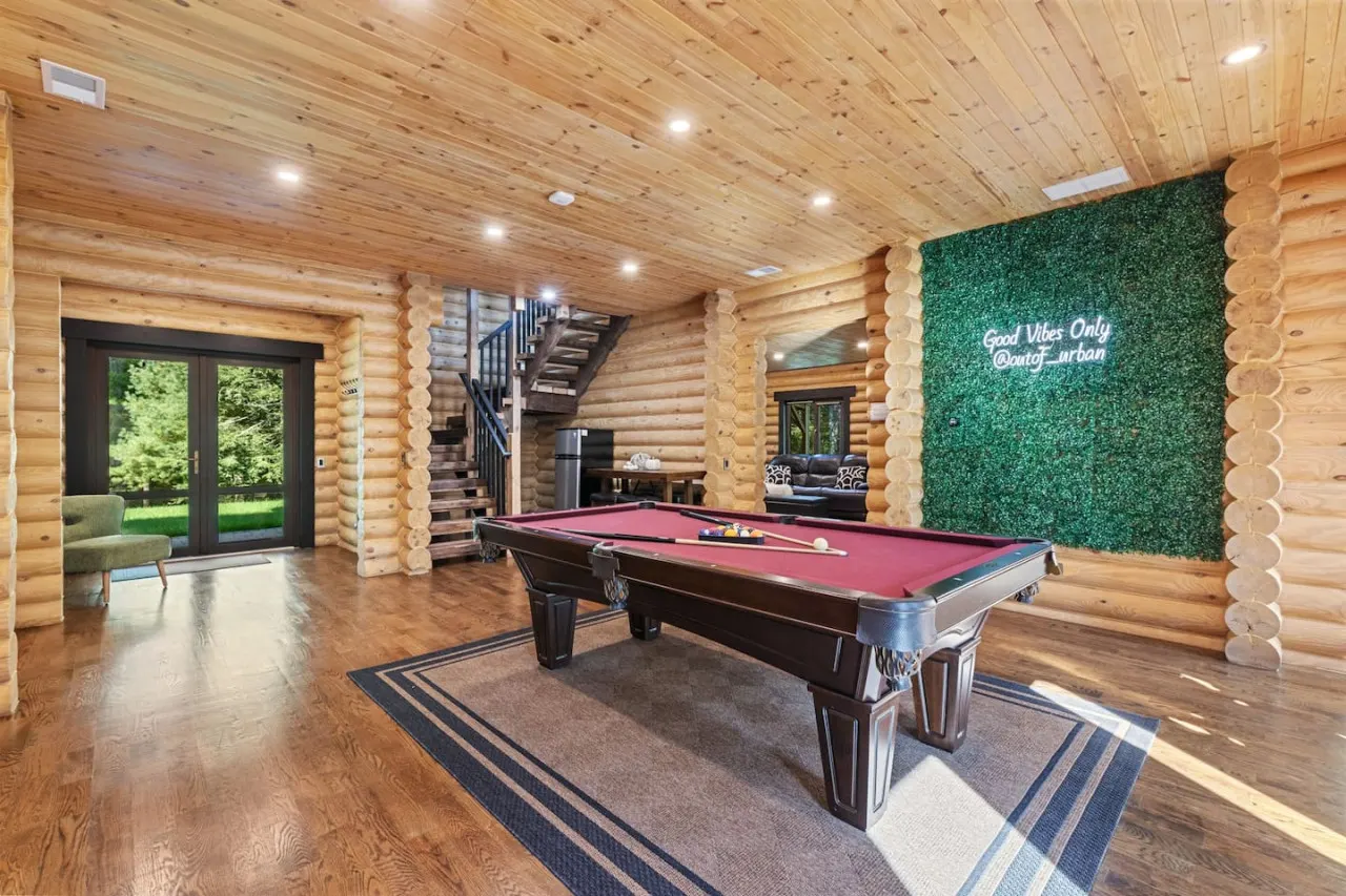 LOG HOUSE CHALET, VOLLEYBALL FIELD, SAUNA, HOT TUB 20