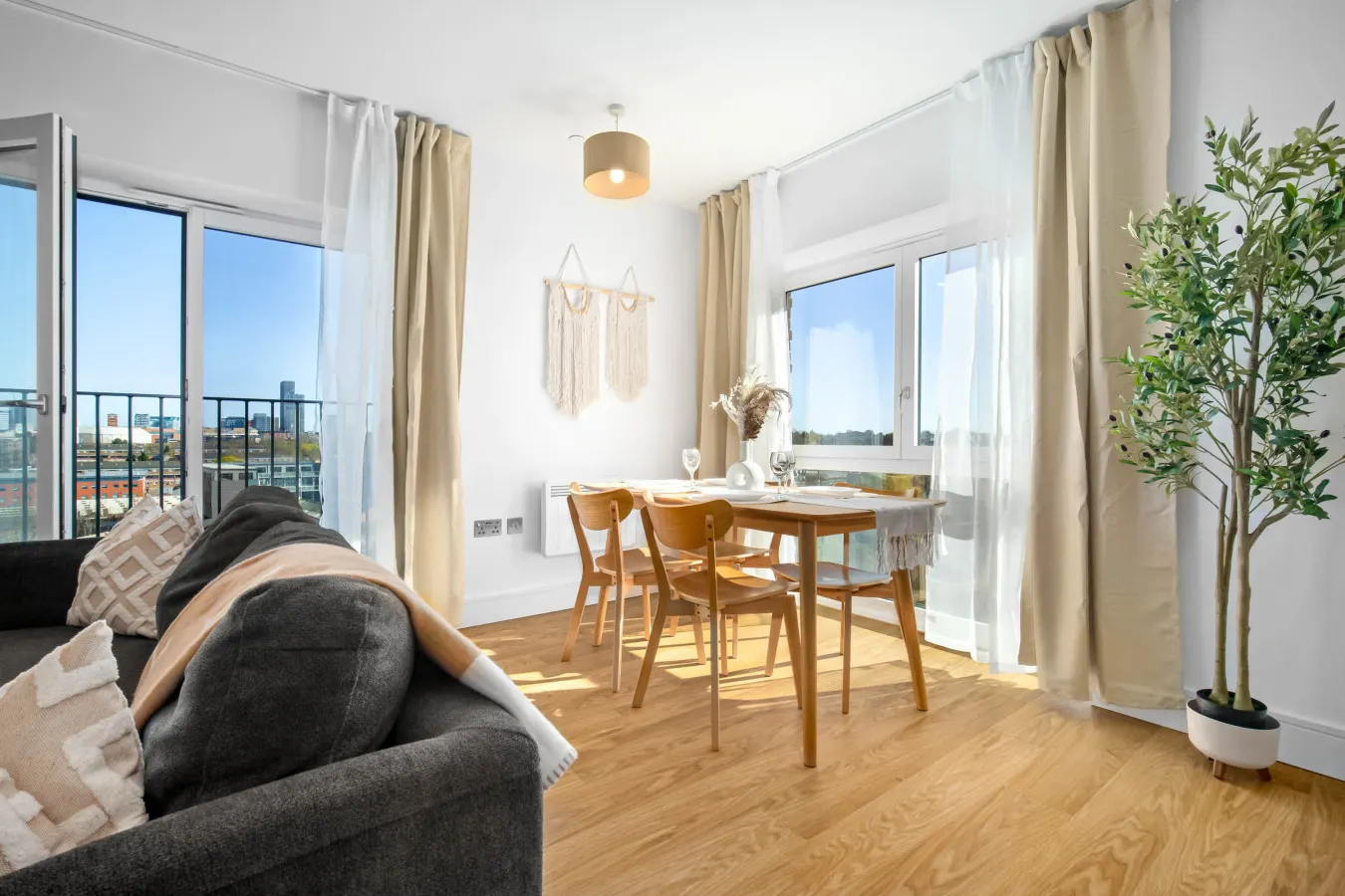 Luxury 2 Bedroom Apartment - Juliet Balcony 11