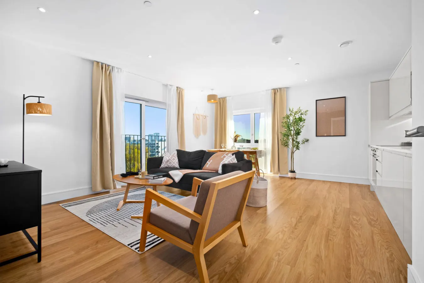 Luxury 2 Bedroom Apartment - Juliet Balcony 12